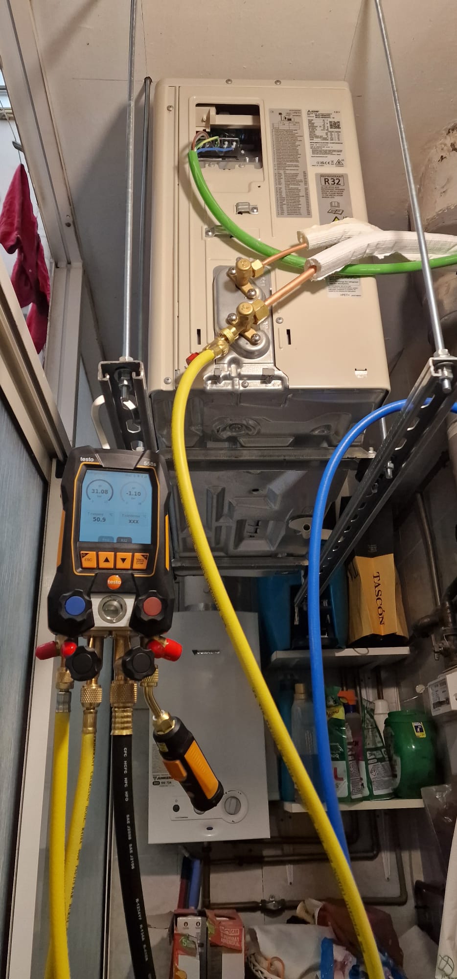 Tècnic instal&middot;lant caldera de gas